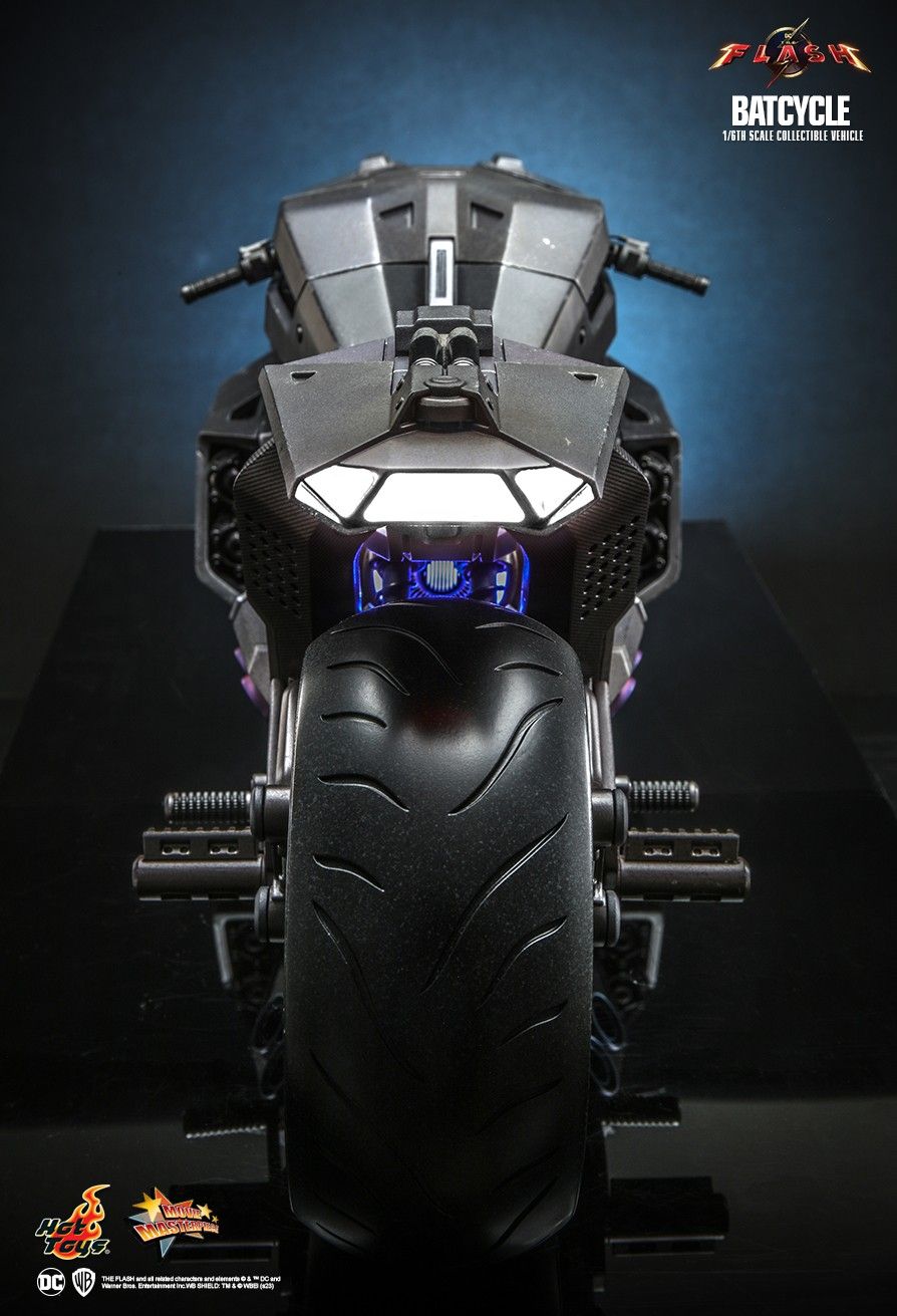 Hot Toys MMS704 - DC Comics - The Flash - Batcycle