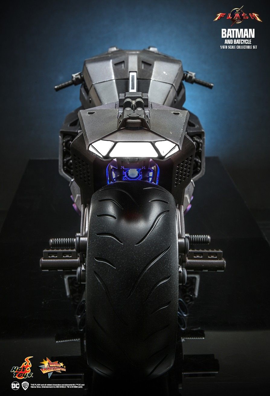 Hot Toys MMS705 - DC Comics - The Flash - Batman & Batcycle